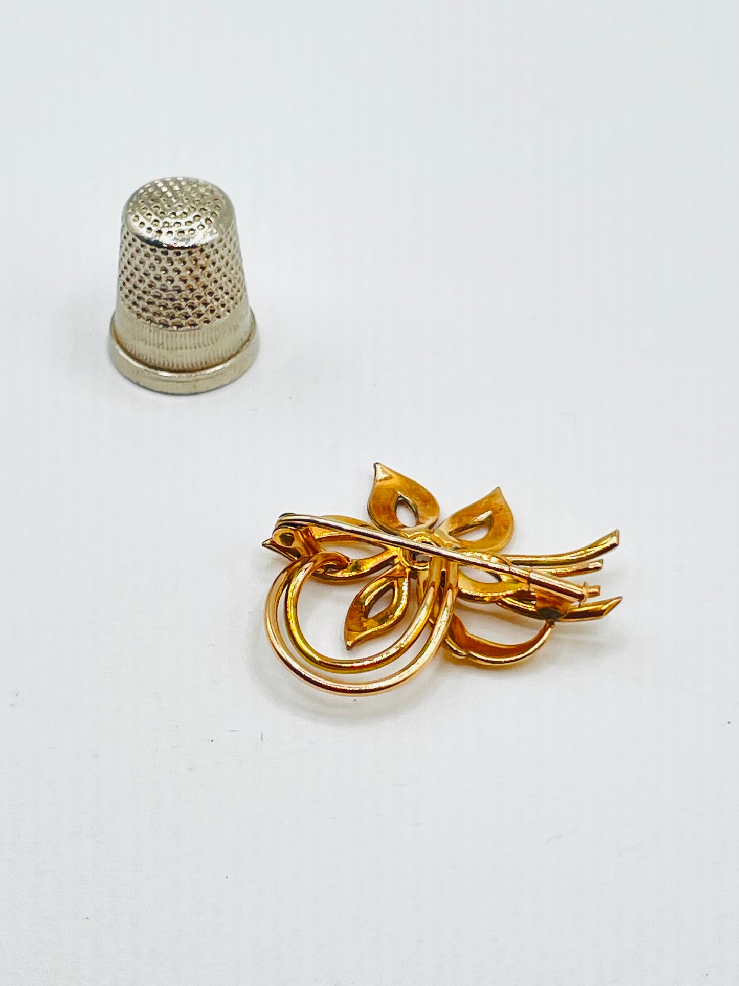 Broche vintage de metal y strass con forma de flor