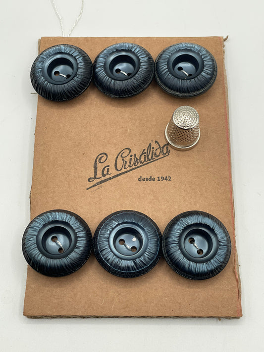Cartón con 6 botones vintage de pasta en color azul profundo. Edición especial 84 aniversario La Crisálida