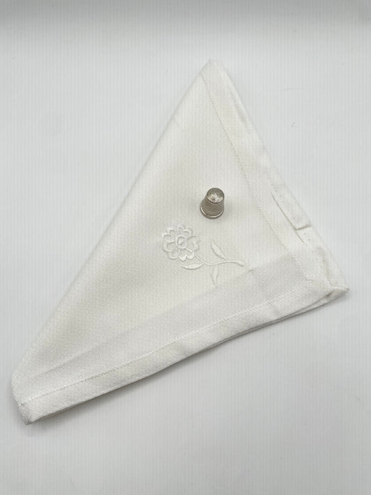 Servilleta vintage de tela bordada color blanco