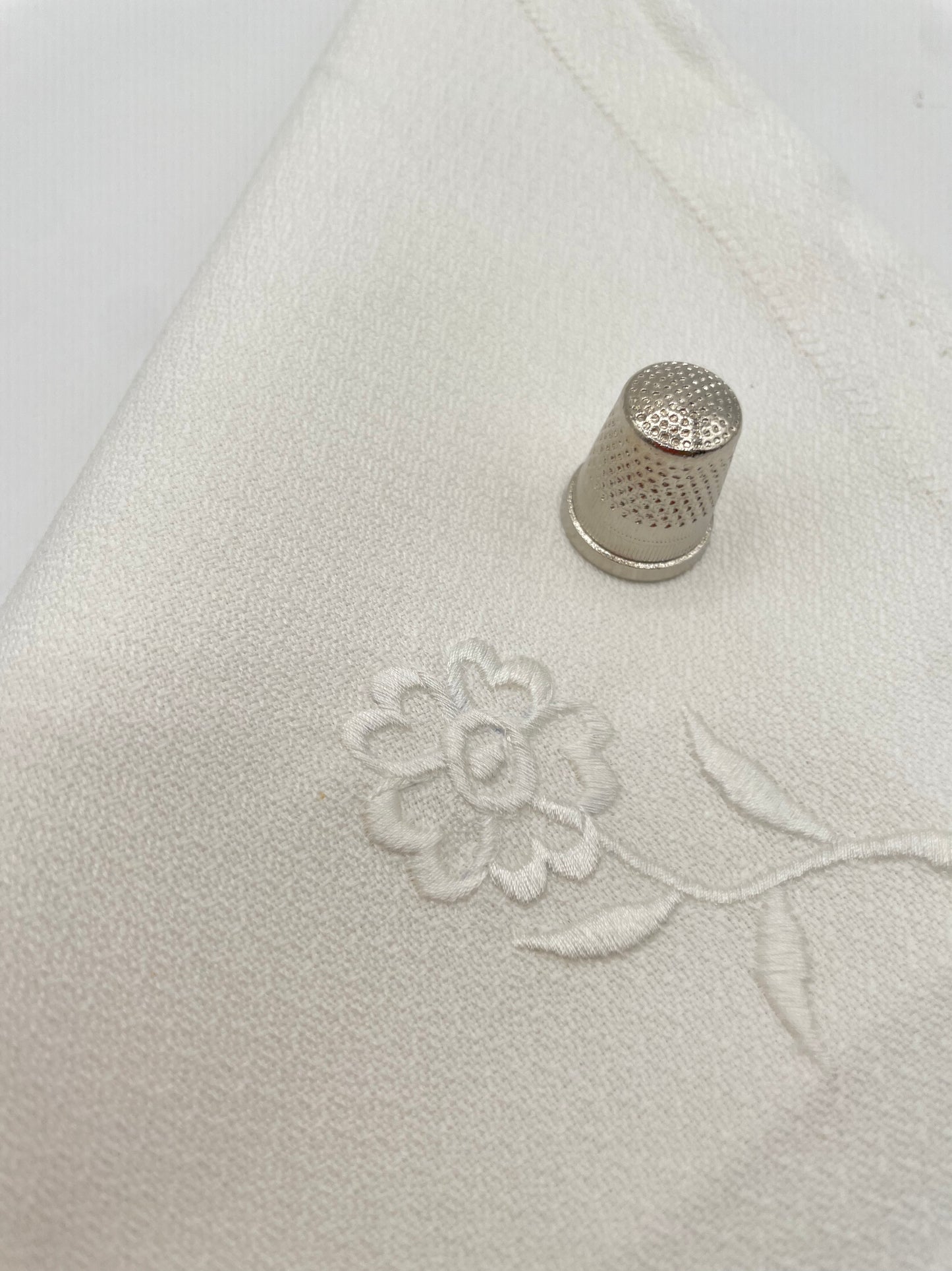 Servilleta vintage de tela bordada color blanco