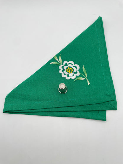 Servilleta vintage de tela bordada  color verde Crisálida