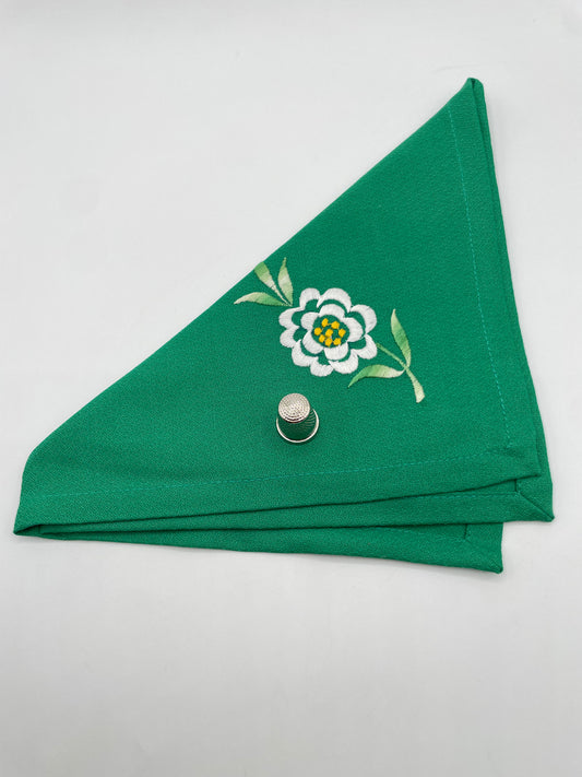 Servilleta vintage de tela bordada  color verde Crisálida