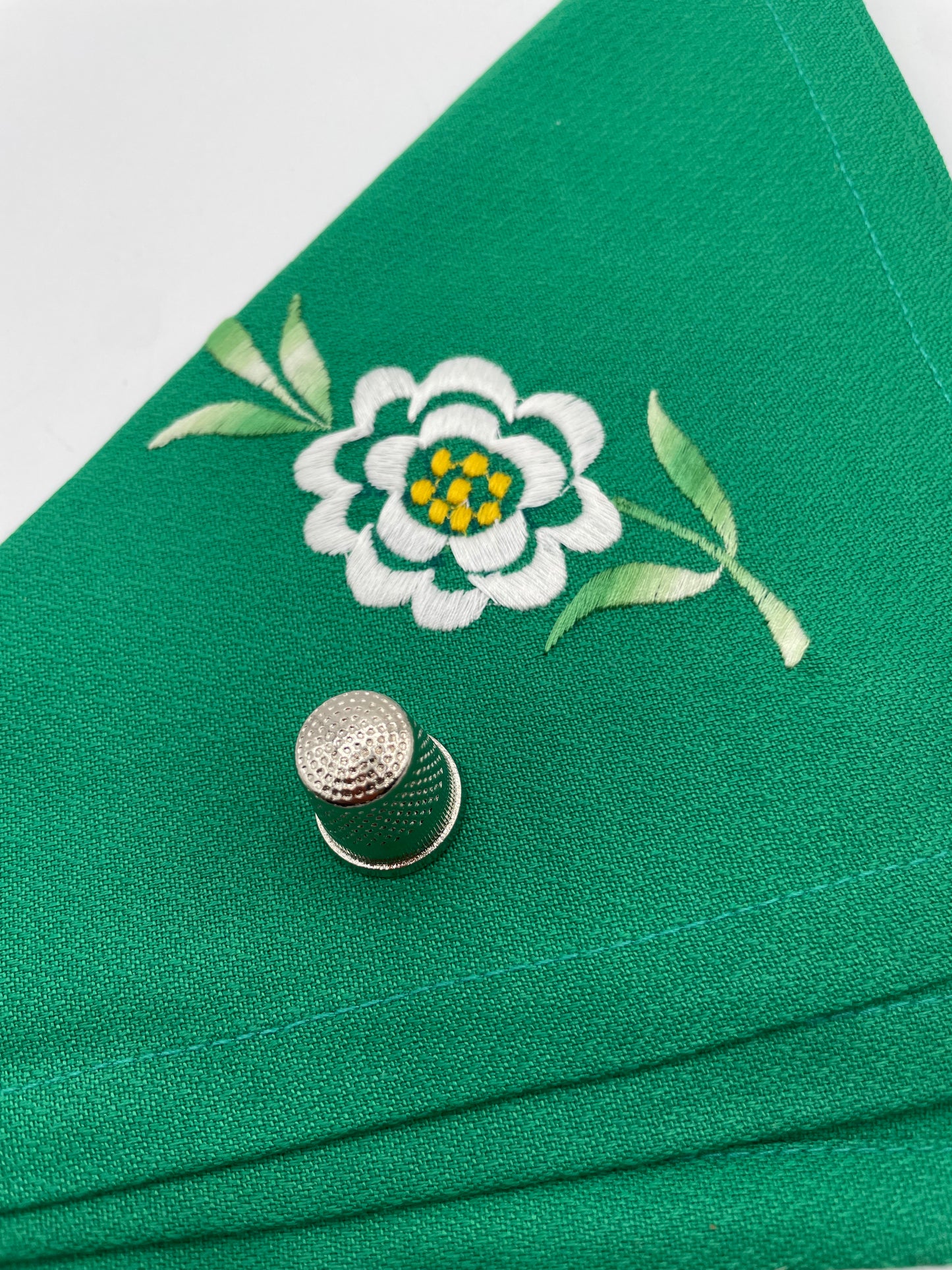 Servilleta vintage de tela bordada  color verde Crisálida