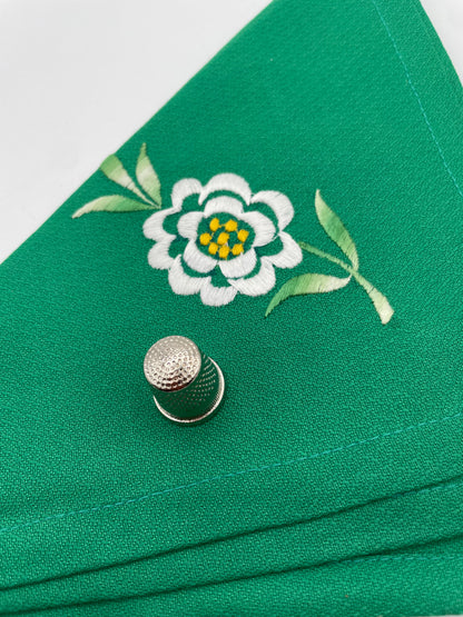 Servilleta vintage de tela bordada  color verde Crisálida