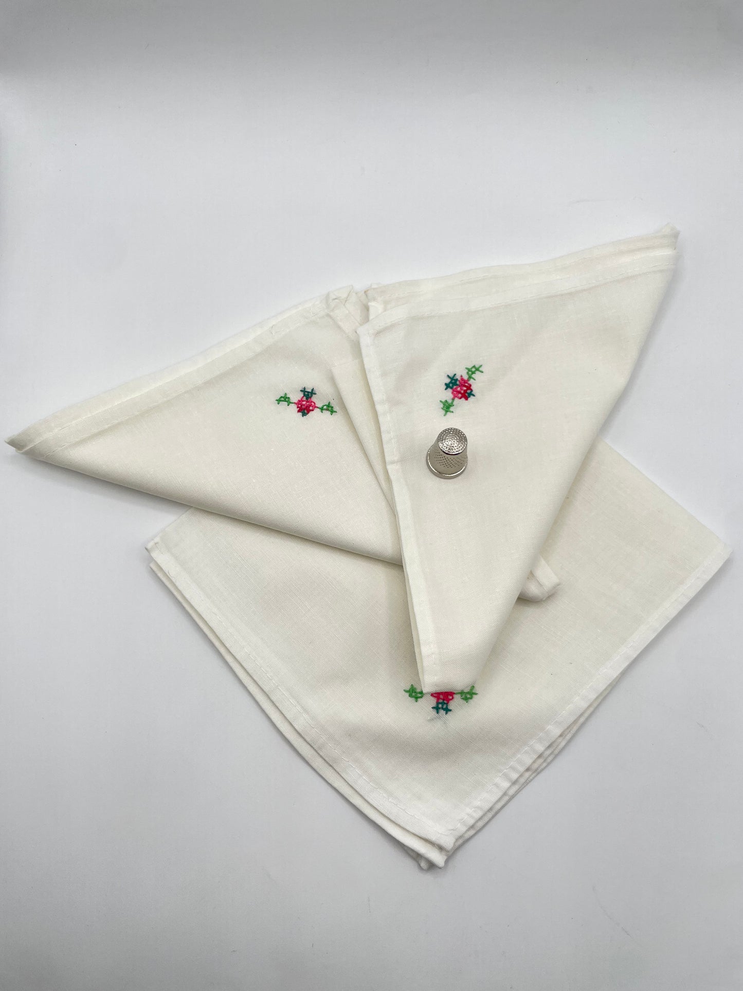 Servilleta vintage de tela con un pequeño bordado a mano