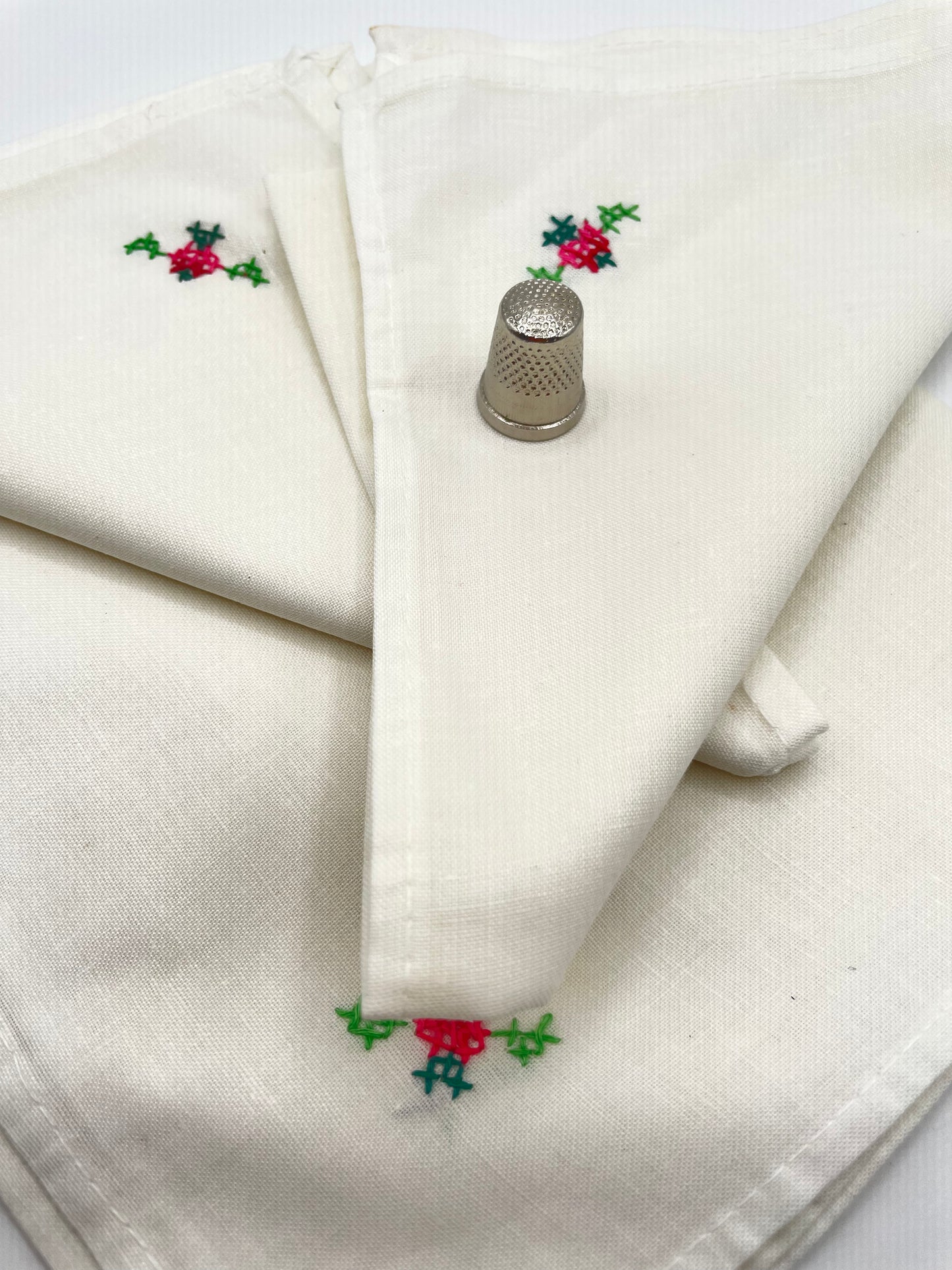 Servilleta vintage de tela con un pequeño bordado a mano