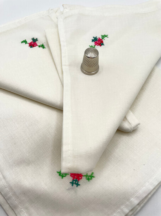 Servilleta vintage de tela con un pequeño bordado a mano