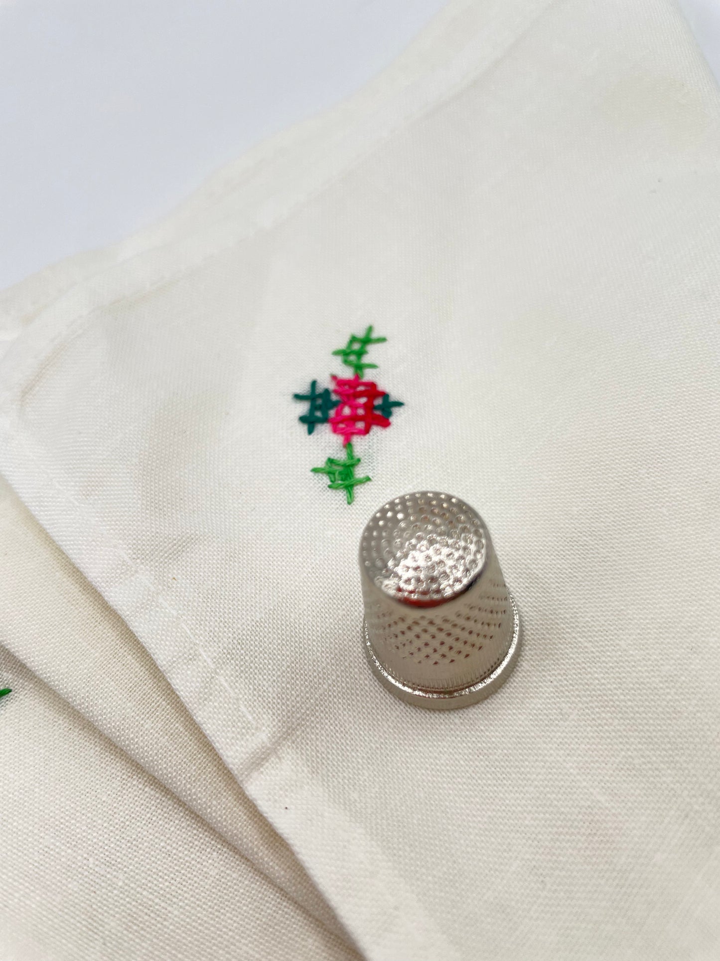 Servilleta vintage de tela con un pequeño bordado a mano