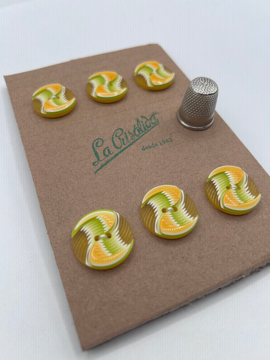 Cartón con 6 botones vintage de pasta color blanco, amarillo y verde. Edición especial 84 aniversario La Crisálida