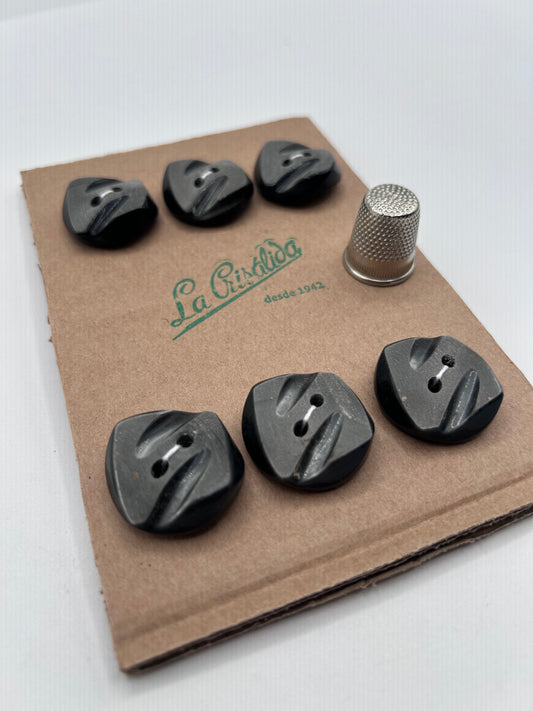 Cartón con 6 botones vintage de pasta color gris y negro. Edición especial 84 aniversario La Crisálida