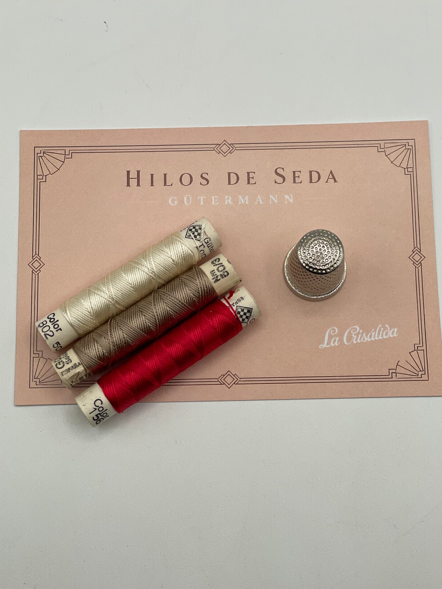 Surtido de 3 Bobinas Seda Pura Antigua Gütermann, 3 colores (rojo escarlata, visón claro y blanco perla)