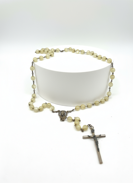 Rosario antiguo con cuentas de pasta color nácar