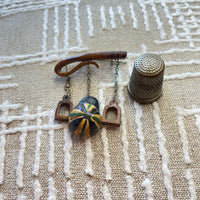 Broche vintage de madera motivos equitación