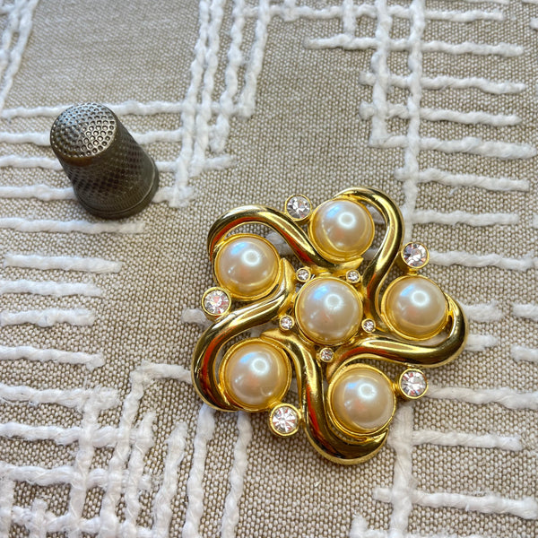 Broche vintage de metal dorado con perlas de bisutería y strass – La  Crisálida