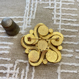 Broche vintage de metal dorado con perlas de bisutería y strass
