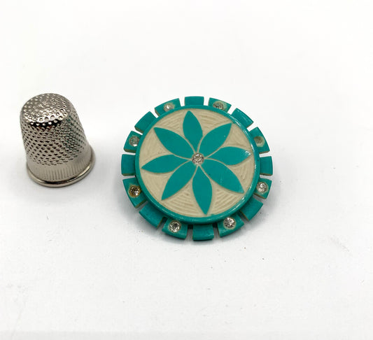 Broche vintage de metal en color celeste y blanco con forma de flor