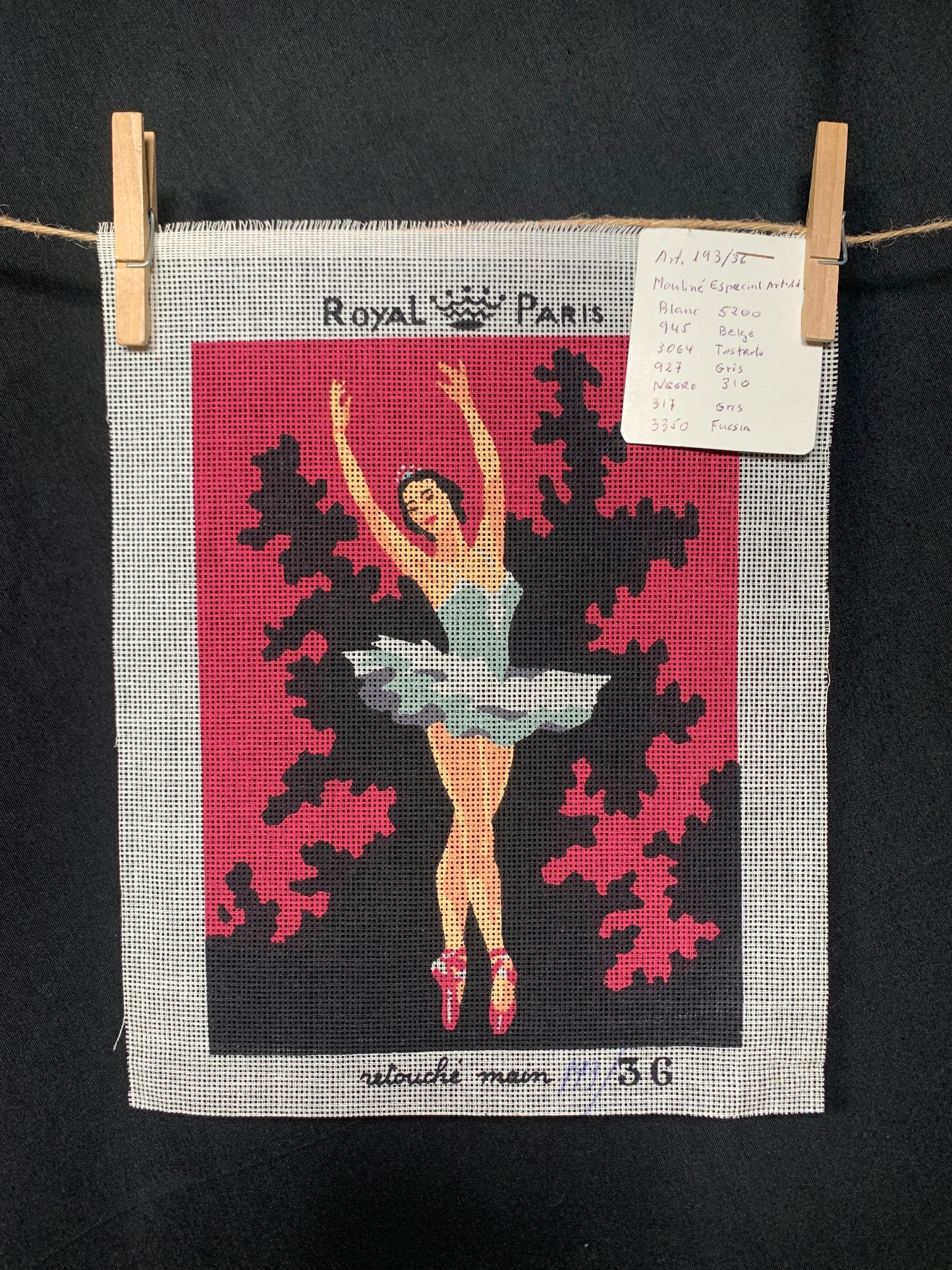 Petit point: "Bailarina de ballet con fondo rojo y negro" Royal Paris - CON HILOS