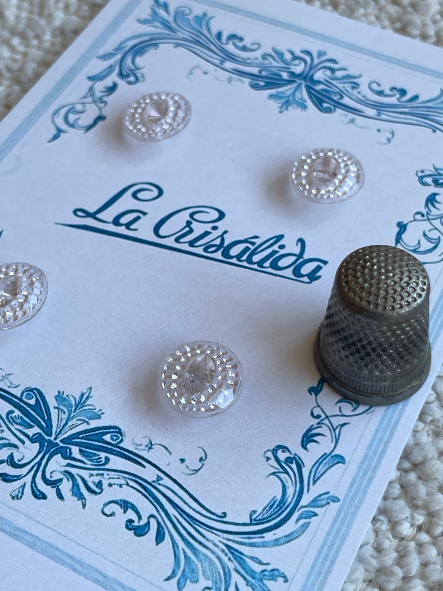 Cartón con 4 botones de vidrio, años 40, color rosa claro