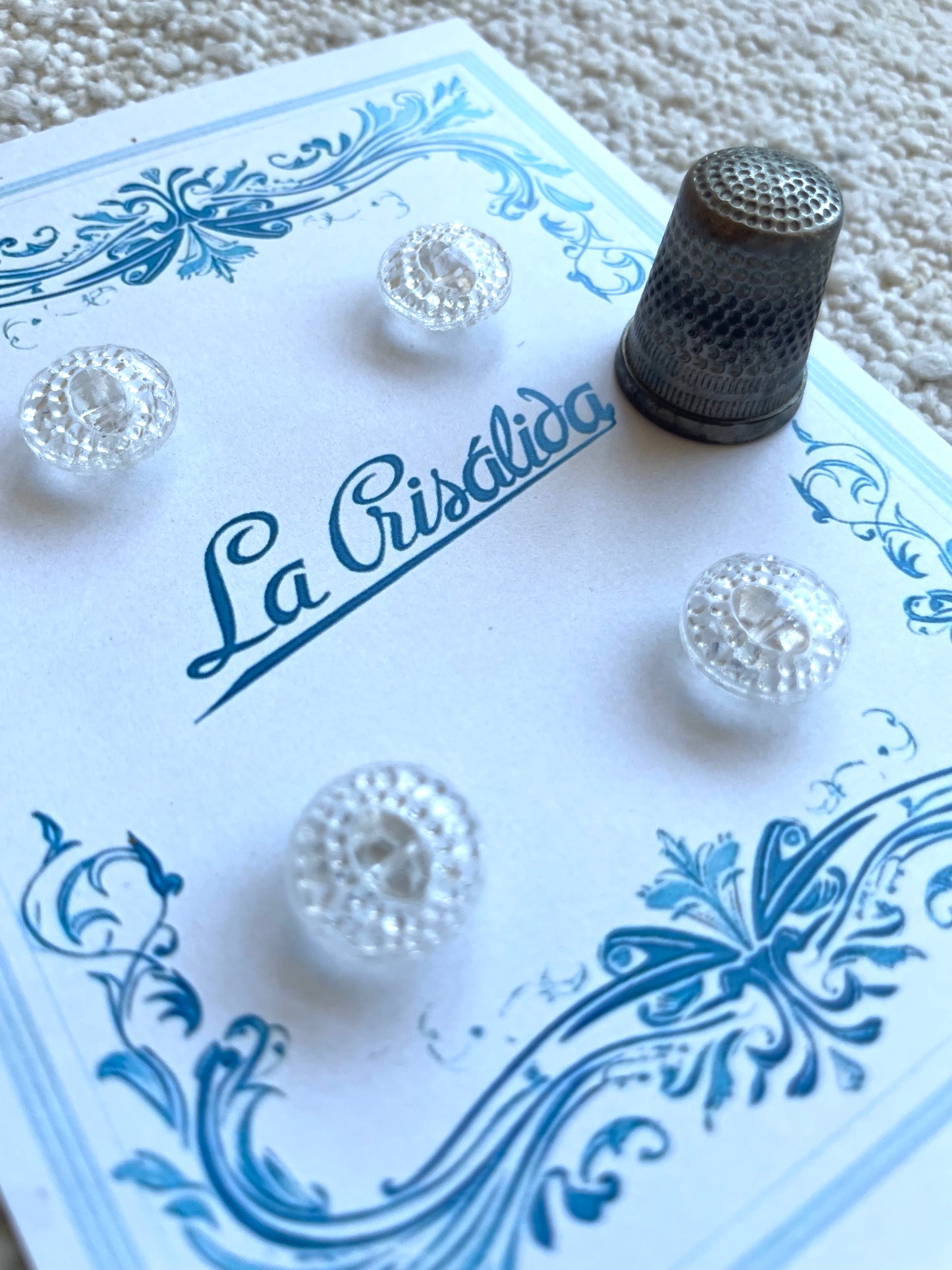 Cartón con 4 botones de vidrio, años 40, transparentes