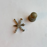 Broche vintage de metal y strass con forma de flecha
