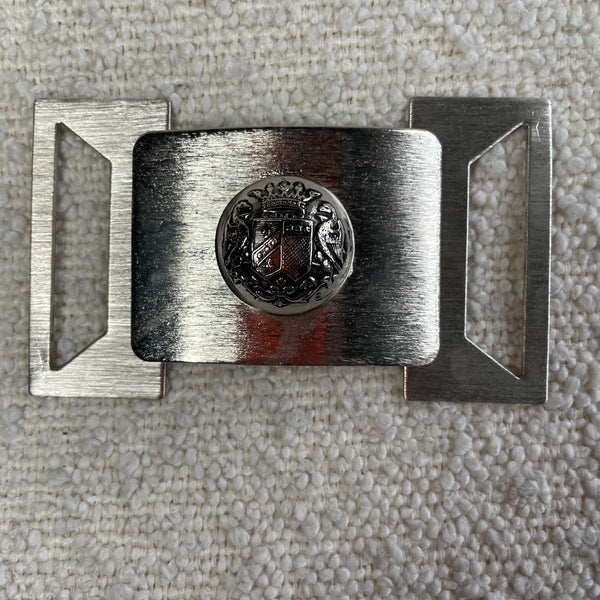 Hebilla vintage de metal color plata con escudo heráldico