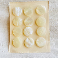 Cartón 12 botones vintage de pasta color blanco nacarado