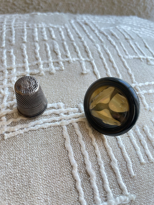 Anillo vintage de pasta color verde oscuro con nacar incrustado