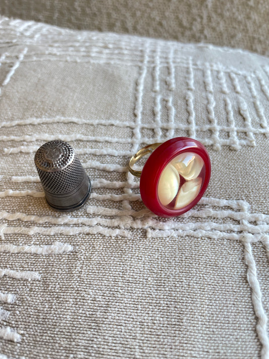 Anillo vintage de pasta color rojo con nacar incrustado