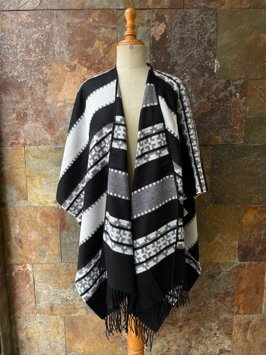 Poncho vintage en color blanco y negro - Único en stock