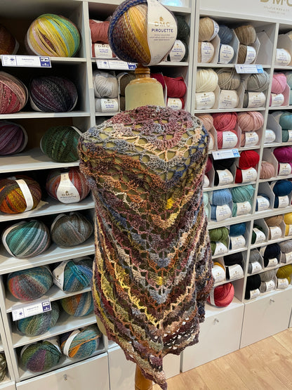 Chal hecho a mano en colores ocres