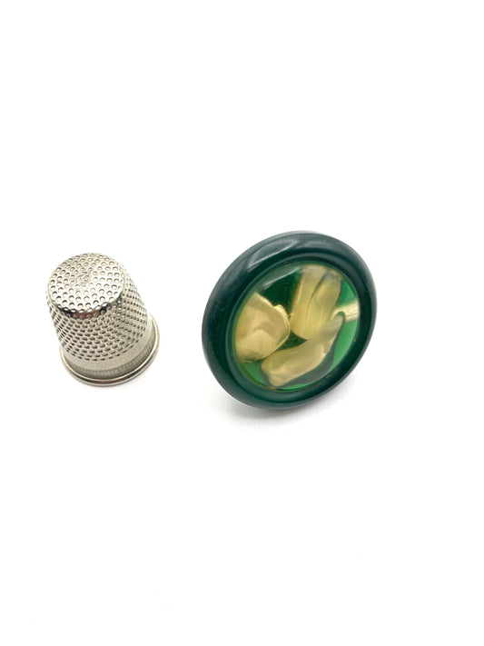 Anillo vintage de pasta color verde con nacar incrustado