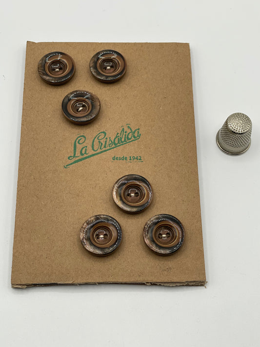 Cartón con 6 botones vintage de pasta color café nacarado. Edición especial 84 aniversario La Crisálida