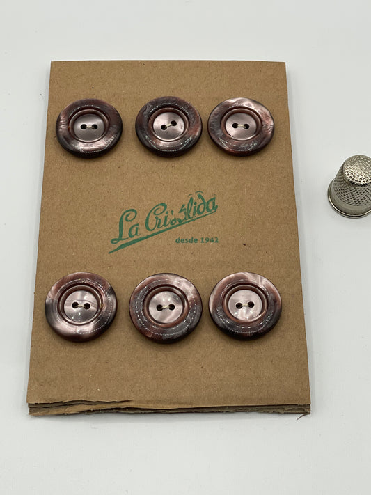 Cartón con 6 botones vintage de pasta color caramelo. Edición especial 84 aniversario La Crisálida