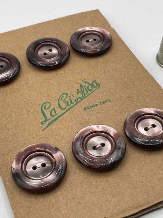 Cartón con 6 botones vintage de pasta color caramelo. Edición especial 84 aniversario La Crisálida