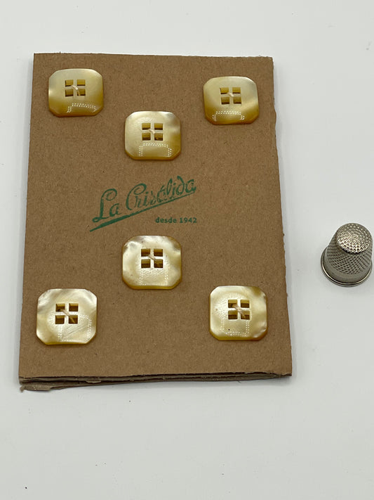 Cartón con 6 botones vintage de pasta color amarillo. Edición especial 84 aniversario La Crisálida