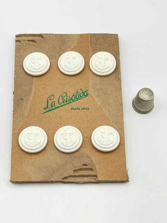 Cartón con 6 botones vintage de pasta color blanco con ancla en relieve. Edición especial 84 aniversario La Crisálida