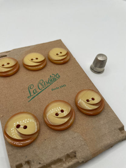 Cartón con 6 botones vintage de pasta en tonos vainilla. Edición especial 84 aniversario La Crisálida