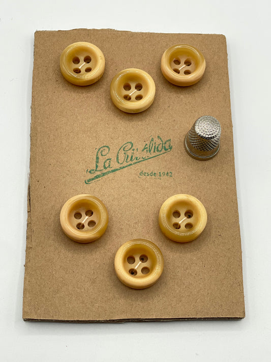 Cartón con 6 botones vintage de pasta color crema y beige. Edición especial 84 aniversario La Crisálida