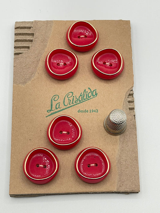 Cartón con 6 botones vintage de pasta color rojo y dorado. Edición especial 84 aniversario La Crisálida