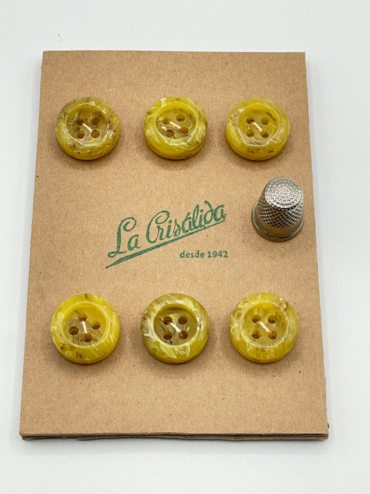 Cartón con 6 botones vintage de pasta color lima con efecto mármol. Edición especial 84 aniversario La Crisálida