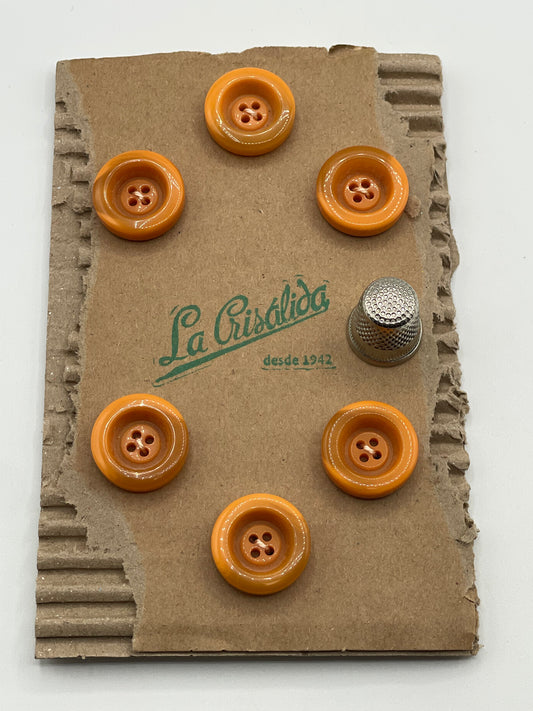 Cartón con 6 botones vintage de pasta color melocotón. Edición especial 84 aniversario La Crisálida