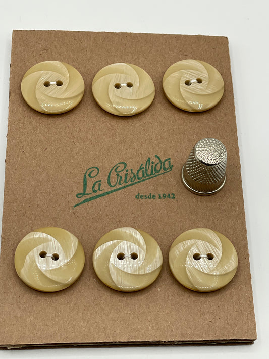 Cartón con 6 botones vintage de pasta color beige. Edición especial 84 aniversario La Crisálida