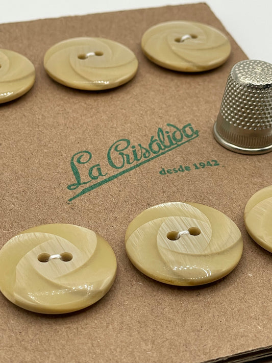 Cartón con 6 botones vintage de pasta color beige. Edición especial 84 aniversario La Crisálida