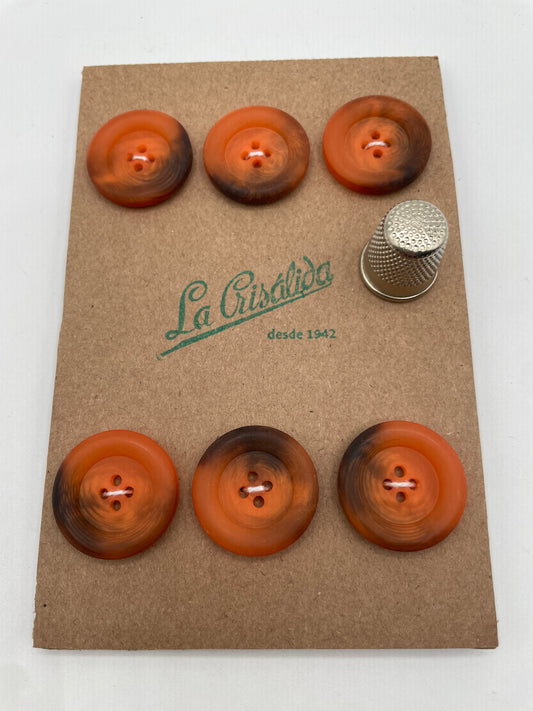 Cartón con 6 botones vintage de pasta color naranja y negro. Edición especial 84 aniversario La Crisálida