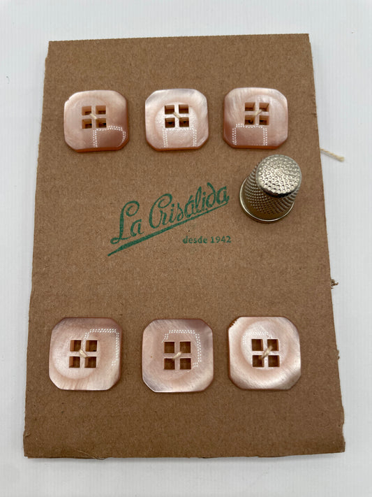 Cartón con 6 botones vintage de pasta color rosa. Edición especial 84 aniversario La Crisálida