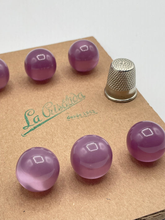 Cartón con 6 botones vintage de pasta color morado y esféricos. Edición especial 84 aniversario La Crisálida