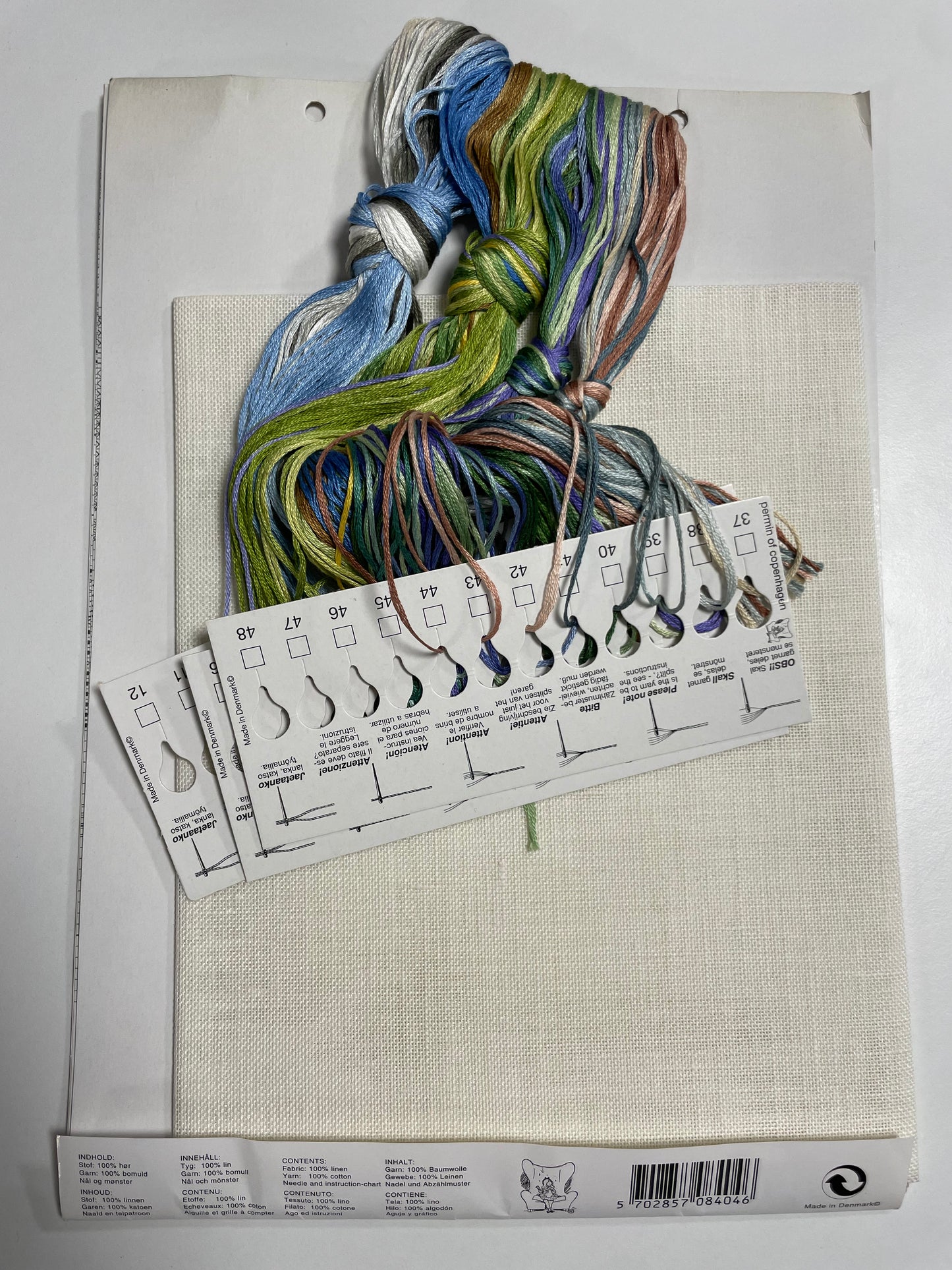 Kit de punto de cruz Danish art Needlework- 35x30cm - puesto de mercado en Copenhagen- hilos incluidos