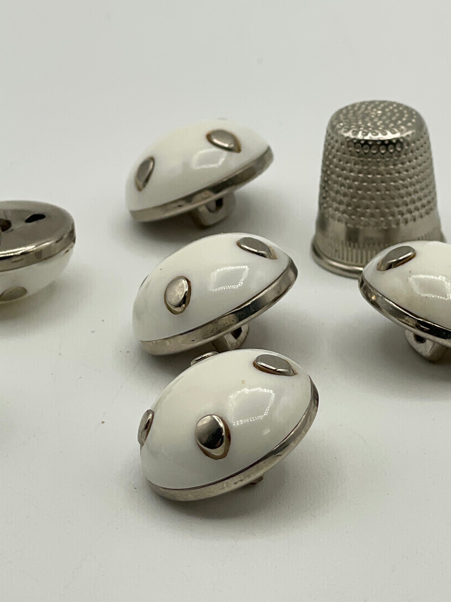 Pack 6 botones vintage de pasta color blanco y plata