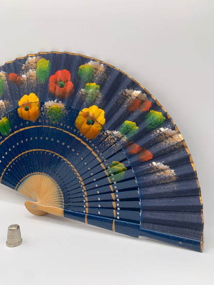 Abanico de madera calado color marino y pintado a mano