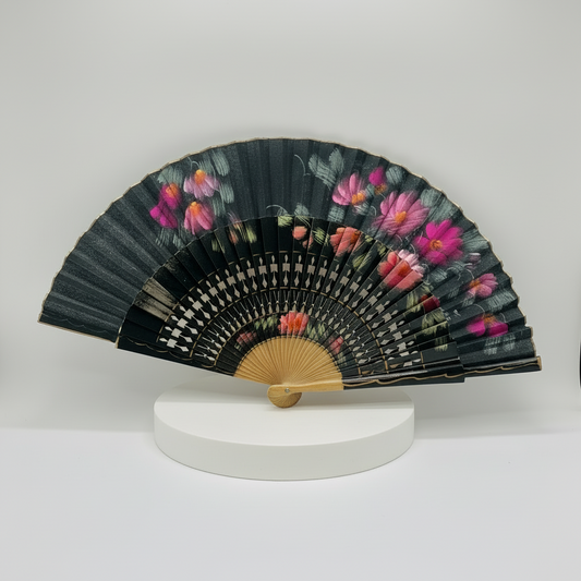 Abanico de madera calado color negro y pintado a mano